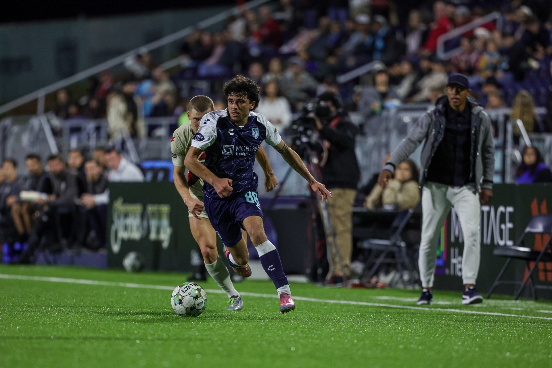 Xavi Gnaulati carrying the ball